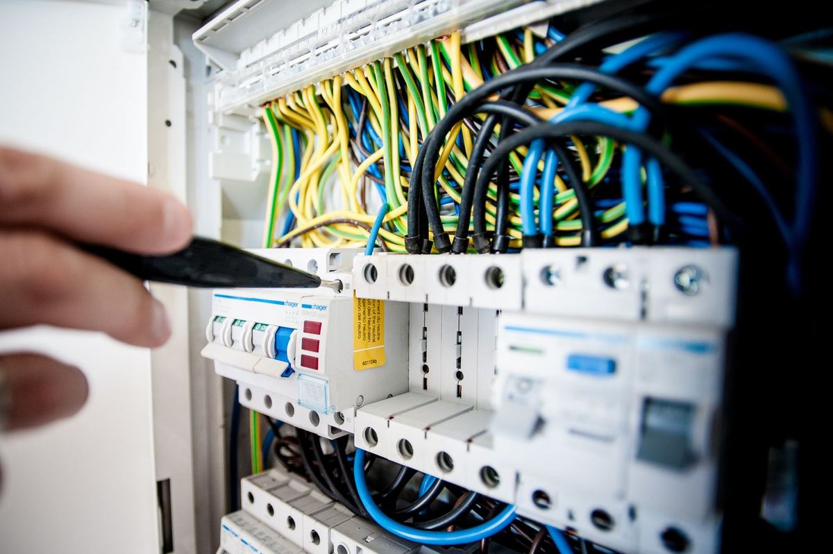 Quadro elettrico e inverter di un impianto con accumulo a Brescia