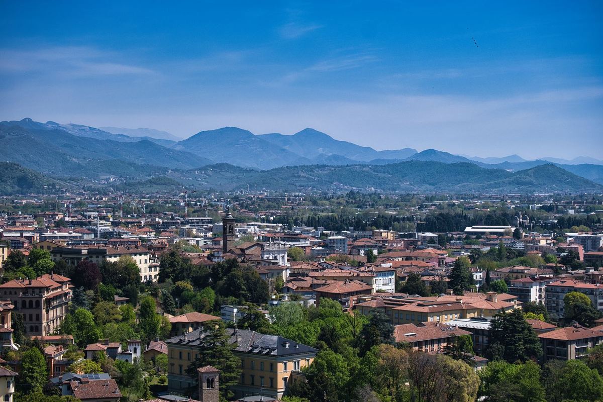 Panorama di Bergamo e della pianura bergamasca con le Prealpi sullo sfondo