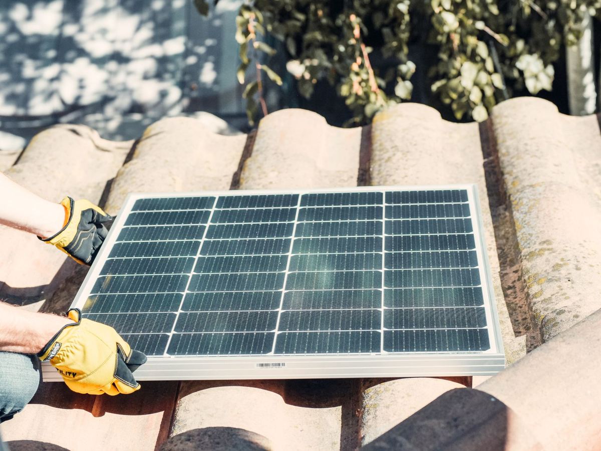 Pannelli fotovoltaici su tetto a coppi di una casa italiana — impianto fotovoltaico a Caravaggio