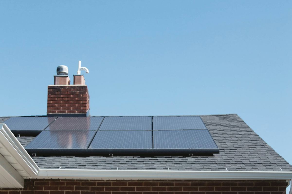 Impianto fotovoltaico residenziale installato sul tetto di una casa — impianto fotovoltaico a Dalmine