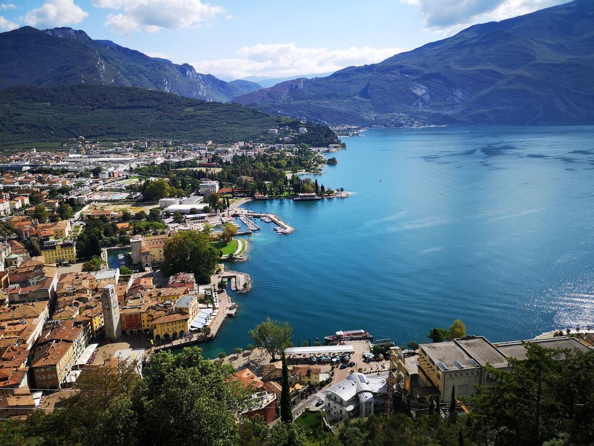 Vista aerea del Lago di Garda e delle colline circostanti — impianto fotovoltaico a Iseo