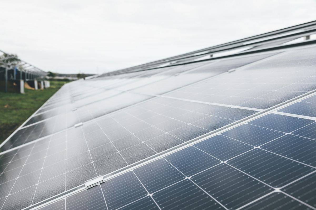 Dettaglio di pannelli fotovoltaici sul tetto di un abitazione — impianto fotovoltaico a Stezzano