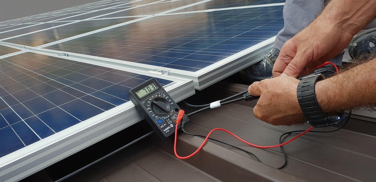Tecnico fotovoltaico al lavoro
